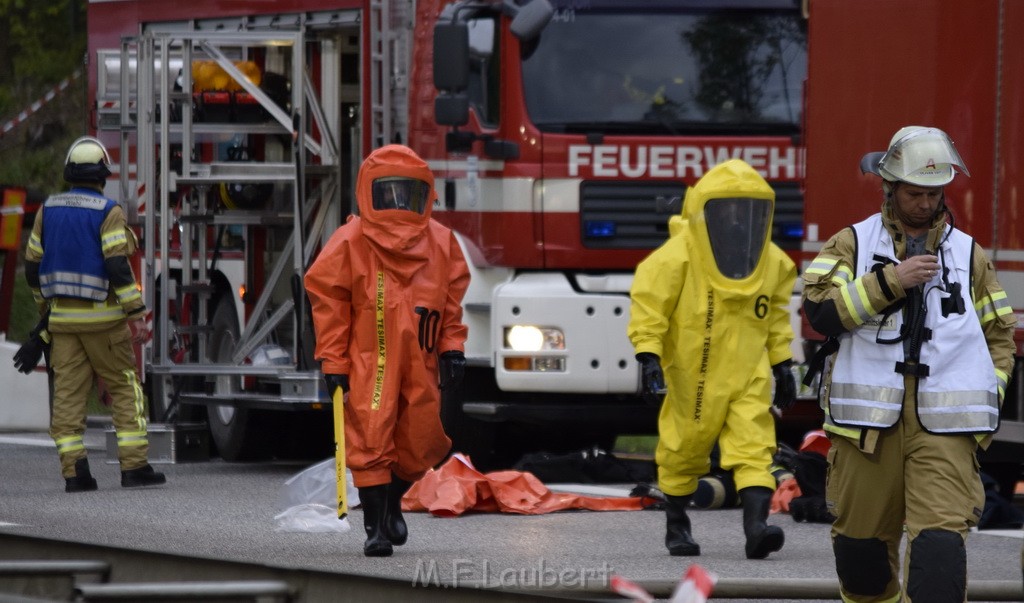 VU Gefahrgut LKW umgestuerzt A 4 Rich Koeln Hoehe AS Gummersbach P169.JPG - Miklos Laubert